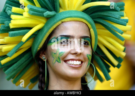 Ein ziemlich Brasilianerin mit einem gemalten Gesicht und das Tragen einer Perücke während der WM 2006 Stockfoto