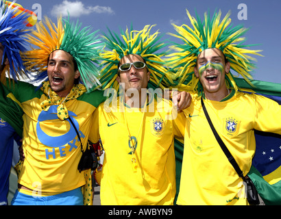 Brasilianische Fans tragen Perücken und bemalte Gesichter außerhalb ein Stadion während der WM 2006 Stockfoto