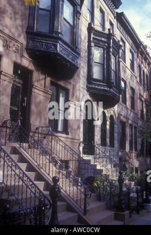 Reihe von Brownstone Stadthäuser in Upper East Side, New York, Mitte des 19. Jahrhunderts Straßenansicht Stockfoto