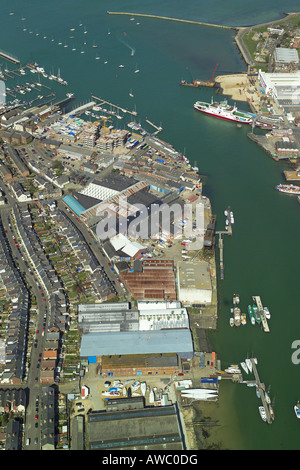 Luftaufnahme von Cowes auf der Isle Of Wight mit Bootswerften, Yachthäfen und Entwicklungen entlang dem Fluß Medina Stockfoto