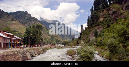 Die Stromschnellen des Flusses durch Pahalgm Kaschmir mit den Ausläufern des Himalaya im Hintergrund nachschlagen Stockfoto