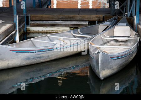 Leere gemietete Kanus an einem Yachthafen in einem Resort nahe Table Rock Lake, Branson, Missouri. USA. Stockfoto