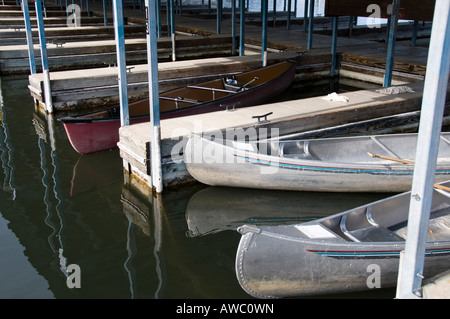 Leere gemietete Kanus an einem Dock in einem Resort nahe Table Rock Lake, Branson, Missouri. USA. Stockfoto