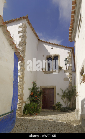 Estremadura, die Costa da Prata, einem mittelalterlichen gotischen Haus in einer gepflasterten Straße in Obidos Walled Stadt Stockfoto