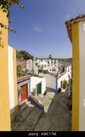 Portugal, Costa Da Prata, Estremadura, Obidos, einer schmalen gepflasterten Straße in mittelalterlichen Walled Stadt Stockfoto