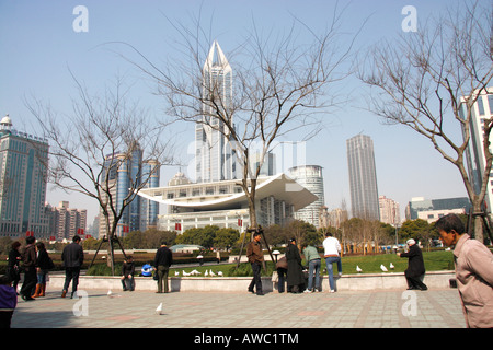 Chinesische Familien genießen einen sonnigen Tag in den Peoples Square, Shanghai. Stockfoto