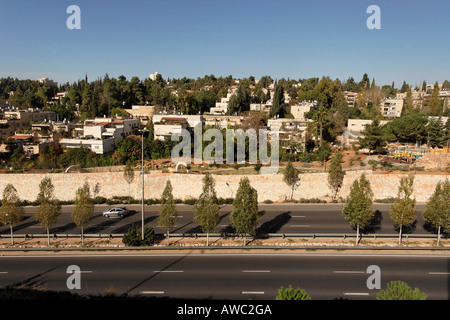 Israel Jerusalem Beth Ha Kerem Nachbarschaft hinter Menachem Begin Autobahn Stockfoto