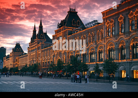 Russland, Moskau, Roter Platz, Gum Department Store, Flutlicht, Sonnenuntergang Stockfoto