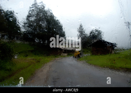 ANSICHT VON MUNNAR DURCH EIN FENSTER AN EINEM MONSUN-TAG Stockfoto