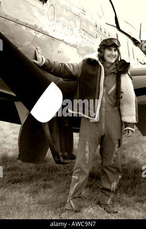 WWII Aircrew posieren durch eine P-51 Mustang Jagdflugzeug auf dem Display auf einer Airshow Stockfoto