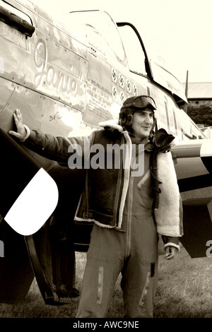 WWII Aircrew posieren durch eine P-51 Mustang Jagdflugzeug auf dem Display auf einer Airshow Stockfoto