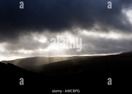 Wolken und Sonne über große Pinseat Berg, Swaledale, Yorkshire Dales, England Stockfoto