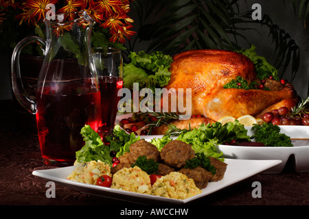 Braten Sie den ganzen truthahn mit Kartoffelsalat Mayonnaise auf einem weißen Teller Thanksgiving festliches Abendessen auf dem Tisch niemand horizontal in den USA Hi-res Stockfoto