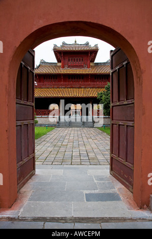 Große gewölbte Türen weisen den Weg zu den MIEU Tempel im Inneren der kaiserliche Zitadelle HUE, VIETNAM Stockfoto