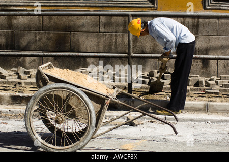 Arbeiter arbeiten, um die Straße außerhalb Jade-Buddha-Tempel, Shanghai, China zu reparieren. Stockfoto