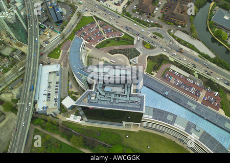 Luftaufnahme des Hauptquartiers von GlaxoSmithKline GSK Haus, das neben dem Great West Road und M4 in Brentford Stockfoto