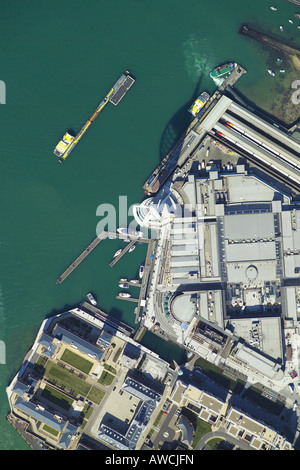 Luftaufnahme der Spinnaker Tower und Gunwharf Quays in Portsmouth Harbour vertikal getroffen Stockfoto