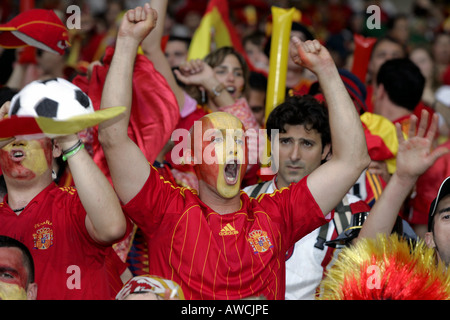 Einem männlichen spanischen Fächer mit bemaltem Gesicht und Kopf singen in der Menge während der WM 2006 Stockfoto