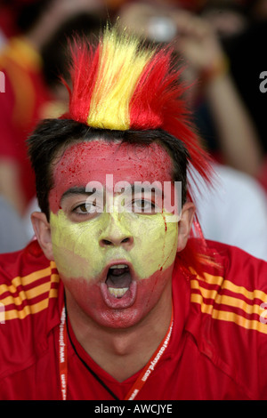 Einem männlichen spanischen Fächer tragen Gesicht malen und eine Perücke-Gesang in der Menge während der WM 2006 Stockfoto