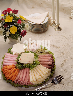 ausgefallene Feinkost Sortiment Platte Schweizer Käse gebratenes Rindfleisch Schinken Türkei Karotten Gurken Pfeffer Käse Salat Blumen Brautstrauß Bon Appetit Stockfoto