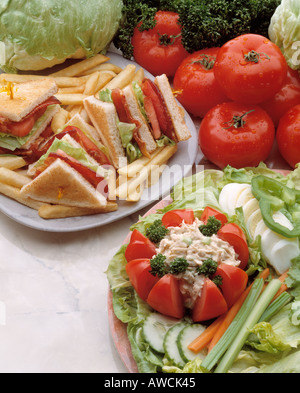 BLT Speck Salat Tomate Tomaten Clubsandwich Sandwiches Tomate Tomaten gefüllte Hähnchen Salat hart gekochtes Ei Scheiben Sellerie Stockfoto