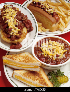 Chili Con Carne Fleisch Bohnen geröstetem Käse Sandwich Hotdog Chili Zwiebeln Pommes frites Cracker Schüssel Burger Bun roll Stockfoto