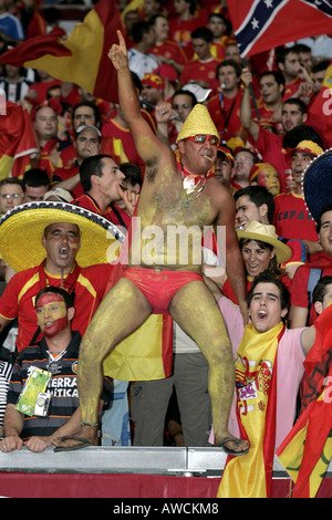 2006 ein männlicher spanische Fan in nur ein paar Hosen mit seinem Körper gemalt steht in der Menge während der WM 2006 Stockfoto