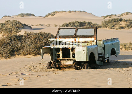 Alten Landrover zwischen Sanddünen, verboten Diamant Gebiet Saddlehill, Namibia, Afrika Stockfoto