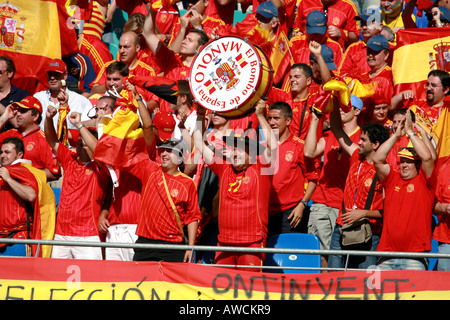 Spanische fans während der WM 2006 in der Menge zu singen Stockfoto