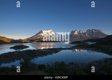 Morgennebel und erstes Licht auf die Torres del Paine-massiv am See Lago Pehoe, Nationalpark Torres del Paine, Patagonien, C Stockfoto