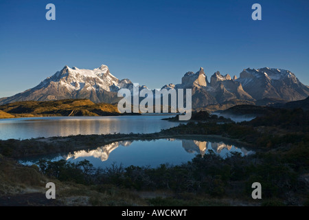 Morgennebel und erstes Licht auf die Torres del Paine-massiv am See Lago Pehoe, Nationalpark Torres del Paine, Patagonien, C Stockfoto