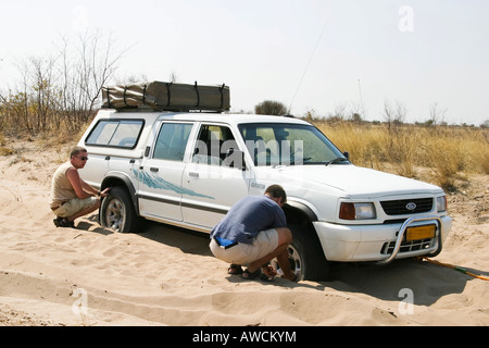 4 x 4 im tiefen Sand auf dem Weg zum Centralkalahari, Botswana, Afrika gebrochen Stockfoto