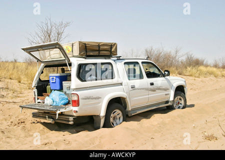 4 x 4 im tiefen Sand auf dem Weg zum Centralkalahari, Botswana, Afrika gebrochen Stockfoto