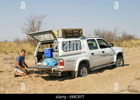 4 x 4 im tiefen Sand auf dem Weg zum Centralkalahari, Botswana, Afrika gebrochen Stockfoto