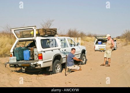 4 x 4 im tiefen Sand auf dem Weg zum Centralkalahari, Botswana, Afrika gebrochen Stockfoto