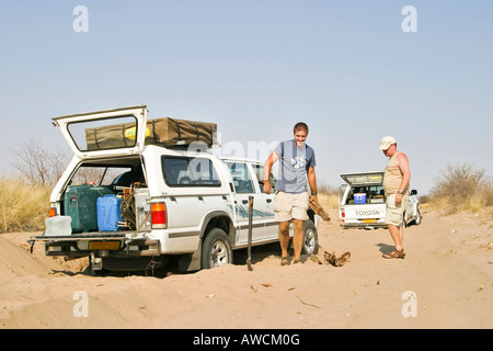 4 x 4 im tiefen Sand auf dem Weg zum Centralkalahari, Botswana, Afrika gebrochen Stockfoto