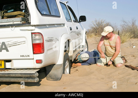 4 x 4 im tiefen Sand auf dem Weg zum Centralkalahari, Botswana, Afrika gebrochen Stockfoto