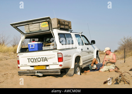 4 x 4 im tiefen Sand auf dem Weg zum Centralkalahari, Botswana, Afrika gebrochen Stockfoto