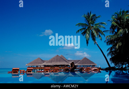 Pool und Beachbar auf maledivische Insel Malediven Indischer Ozean Medhufushi Meemu Atoll Stockfoto