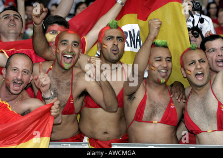 Spanischen Fans mit gemalten Haaren und tragen Bikini Tops in der Masse während der WM 2006 Stockfoto