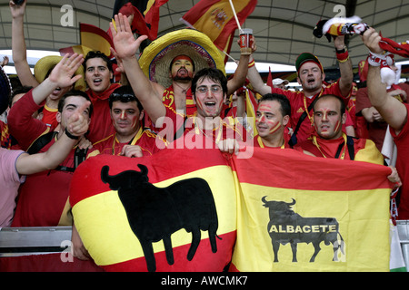 Spanische Fans halten Fahnen singen in der Menge während der WM 2006 Stockfoto