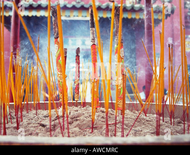 Räucherstäbchen brennen In Urne an chinesischen Tempel, Vietnam Stockfoto