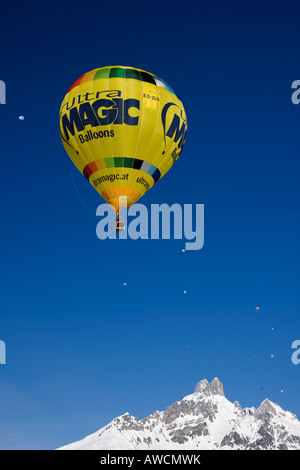 Heißluftballon aufsteigend in einen blauen Himmel, Filzmoos, Salzburg, Austria, Europe Stockfoto