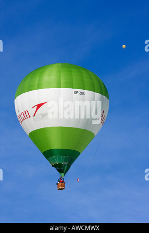 Heißluftballon aufsteigend in einen blauen Himmel, Filzmoos, Salzburg, Austria, Europe Stockfoto
