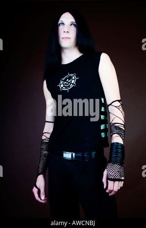 Goth-Style: junge, dunkelhaarige Mann stehend Stockfoto