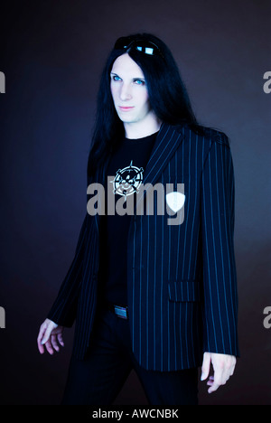 Goth-Style: junge, dunkelhaarige Mann stehend Stockfoto