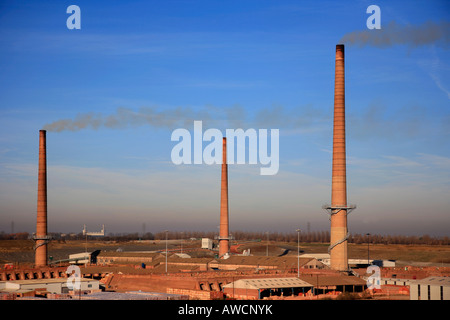 Schornstein-Stacks LBC Ziegelei Hanson Ziegel Unternehmen arbeitet Whittlesey Cambridgeshire England Großbritannien Großbritannien Stockfoto