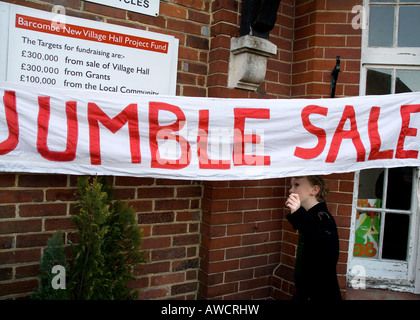 Jumble Sale Banner außerhalb Dorfhalle in rot und weiß Stockfoto