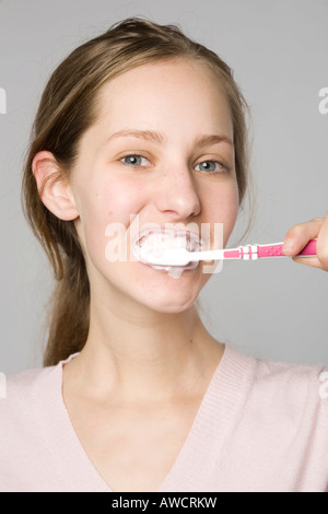Hübsche junge Frau Bürsten seine Zähne mit der Zahnbürste