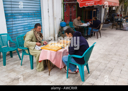 zwei ägyptische Männer spielen Backgammon in der Seitenstraße des alten Sharm Sinai Ägypten Stockfoto